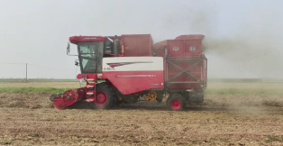 Husband-and-Wife Farm Machinery Operators from Zhengyang, Henan: Five Years of Unwavering Trust, Growing Prosperity Hand in Hand with Zhonglian Harvest(图2) image.png