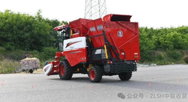 Veteran Machinery Operator Master Zhang from Runan: Zhonglian Harvest Wins Wide Market Recognition with Unmatched Strength(图2) image.png