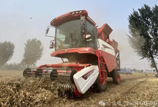 Veteran Machinery Operator Master Zhang from Runan: Zhonglian Harvest Wins Wide Market Recognition with Unmatched Strength(图3) image.png